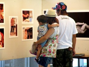 加藤瑞穂 写真展「Mother」を鑑賞する人々の写真