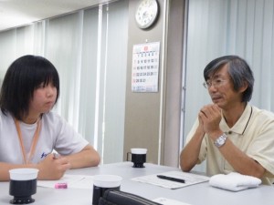 内田保さんにインタビューをしているAチーム「アピオスじゅにあ」の写真 