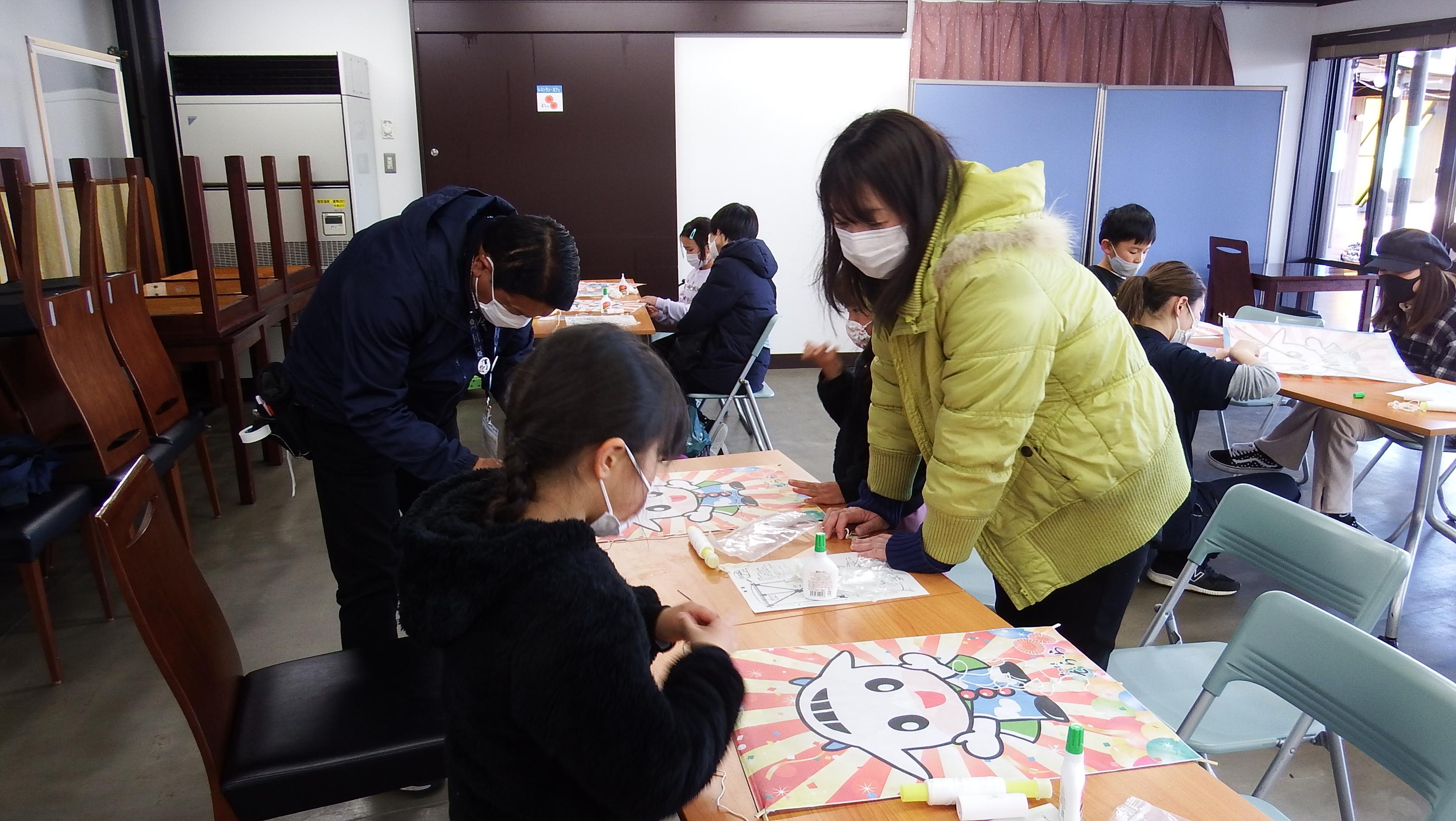 ホールA（凧作り）