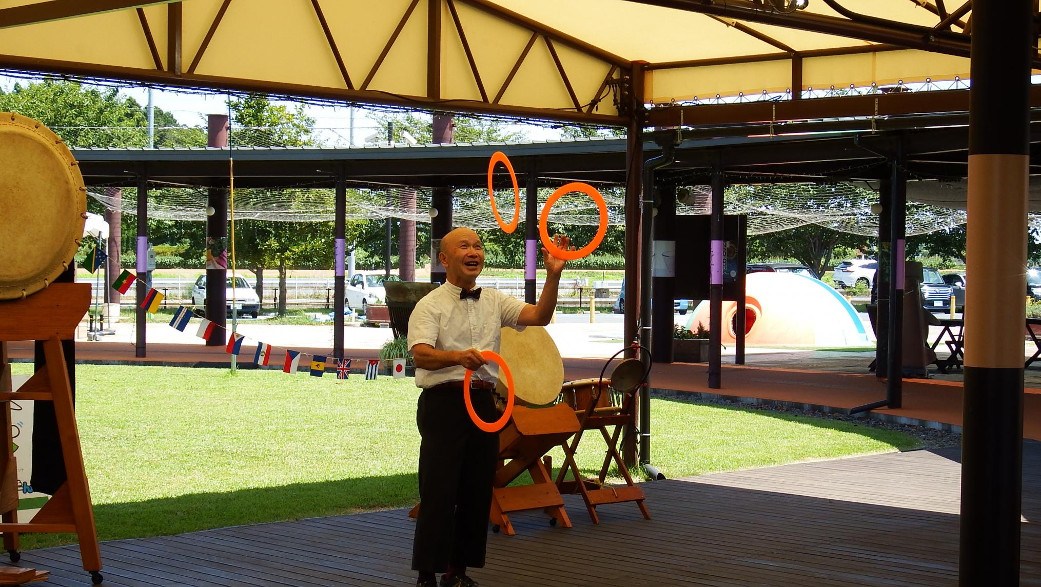 岡田孝之ジャグリングショー写真1 岡田孝之ジャグリングショー写真1