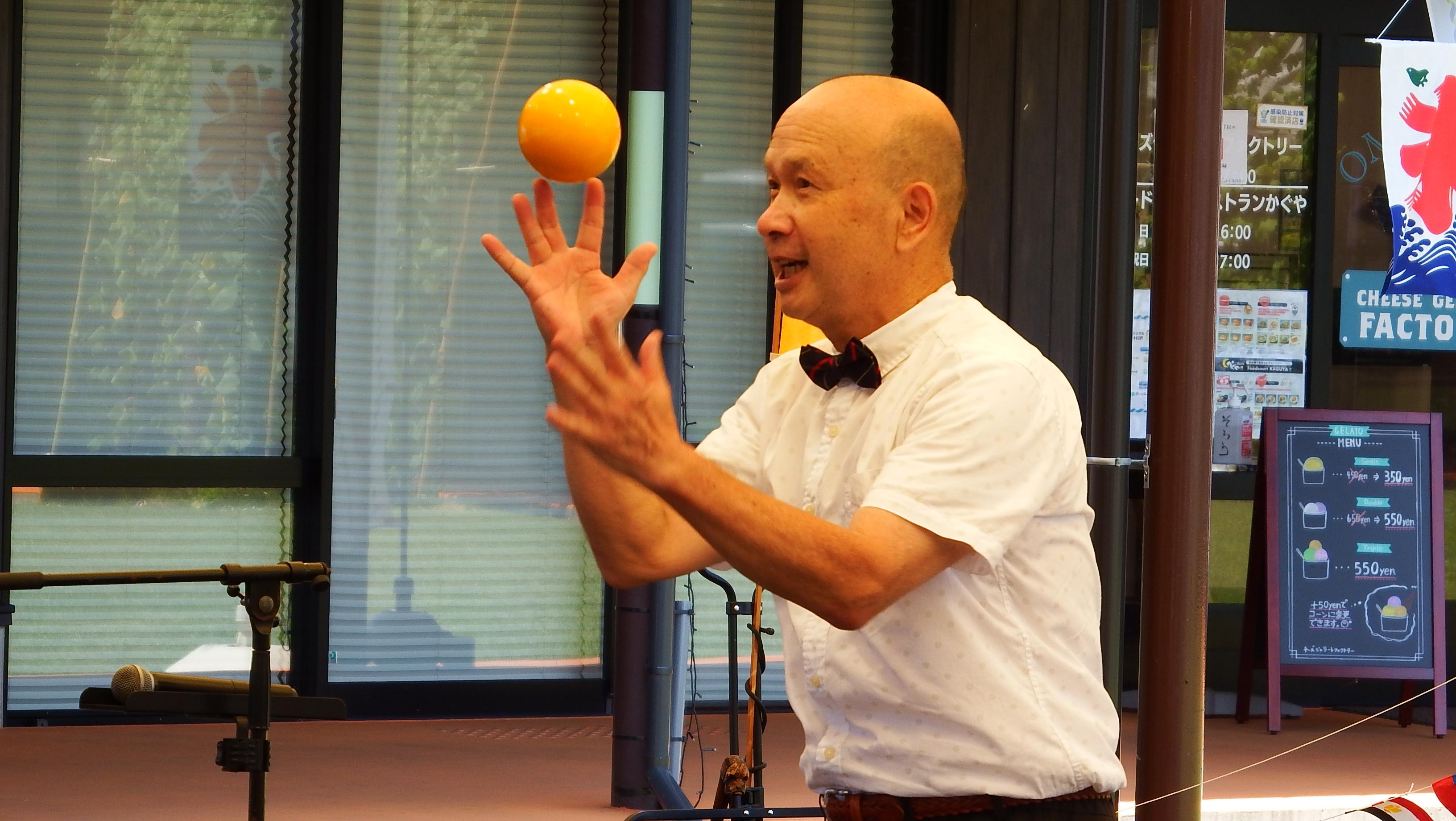 岡田孝之ジャグリングショー写真2 岡田孝之ジャグリングショー写真2