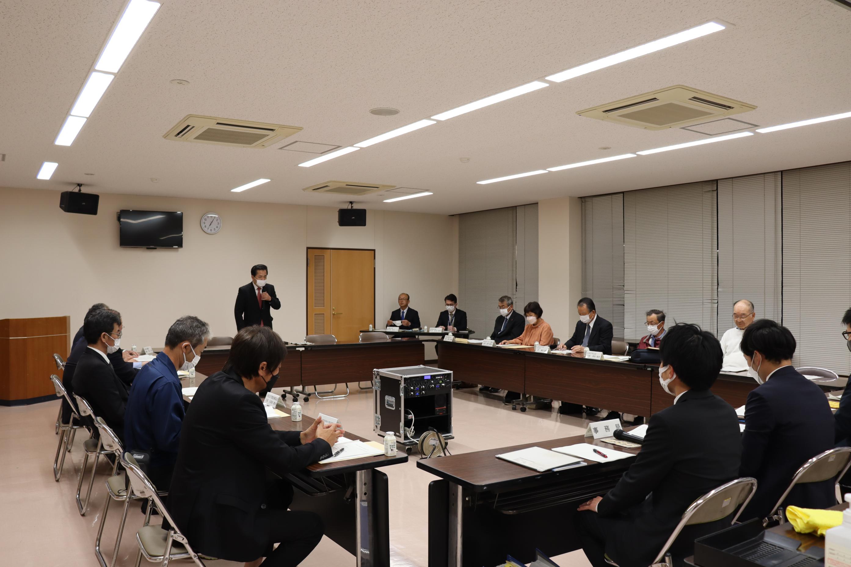 あいさつをする市長