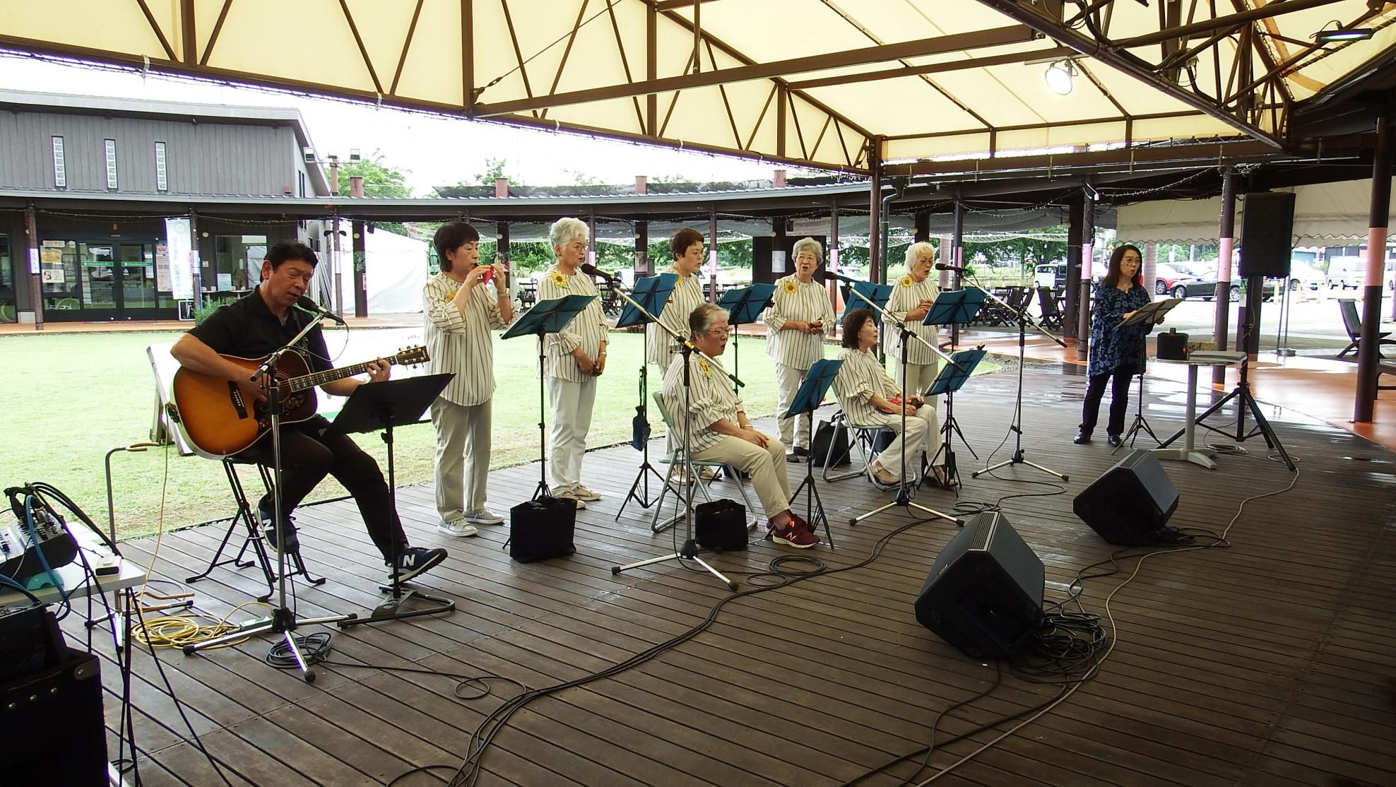 オカリナクラブひまわりと野内敏子写真2