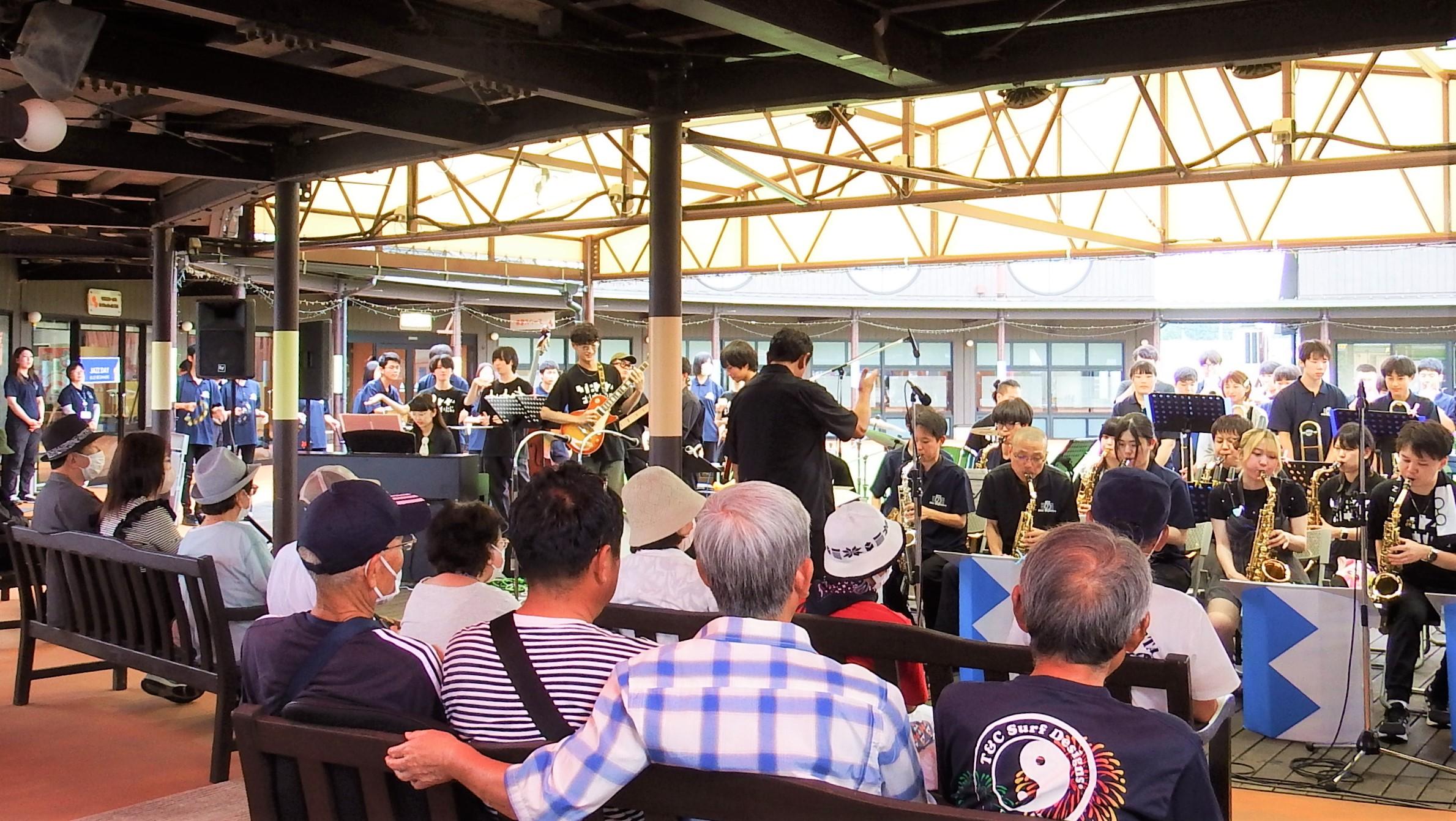 全体演奏左側 全体演奏左側