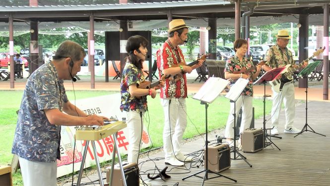 「LAVA(ラバ)ハワイアンズ」のハワイアン演奏