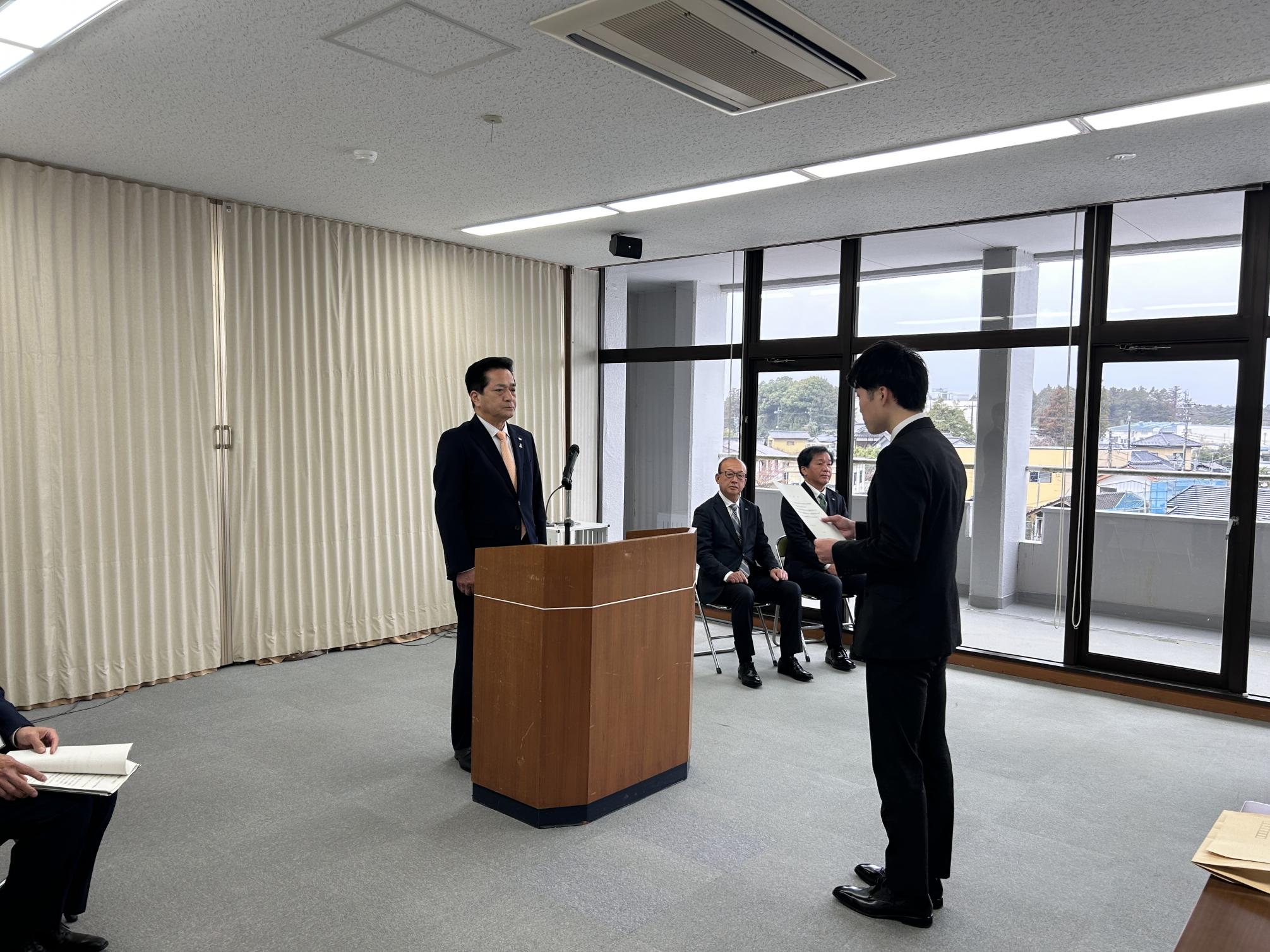 新規採用職員へ辞令を交付する市長