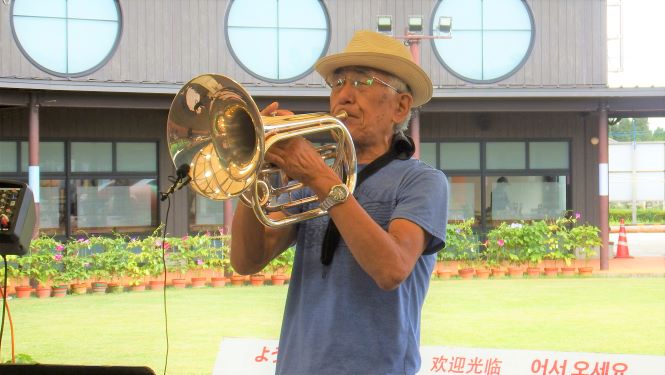 「チャーリー栗原」各種管楽器のマラソン演奏