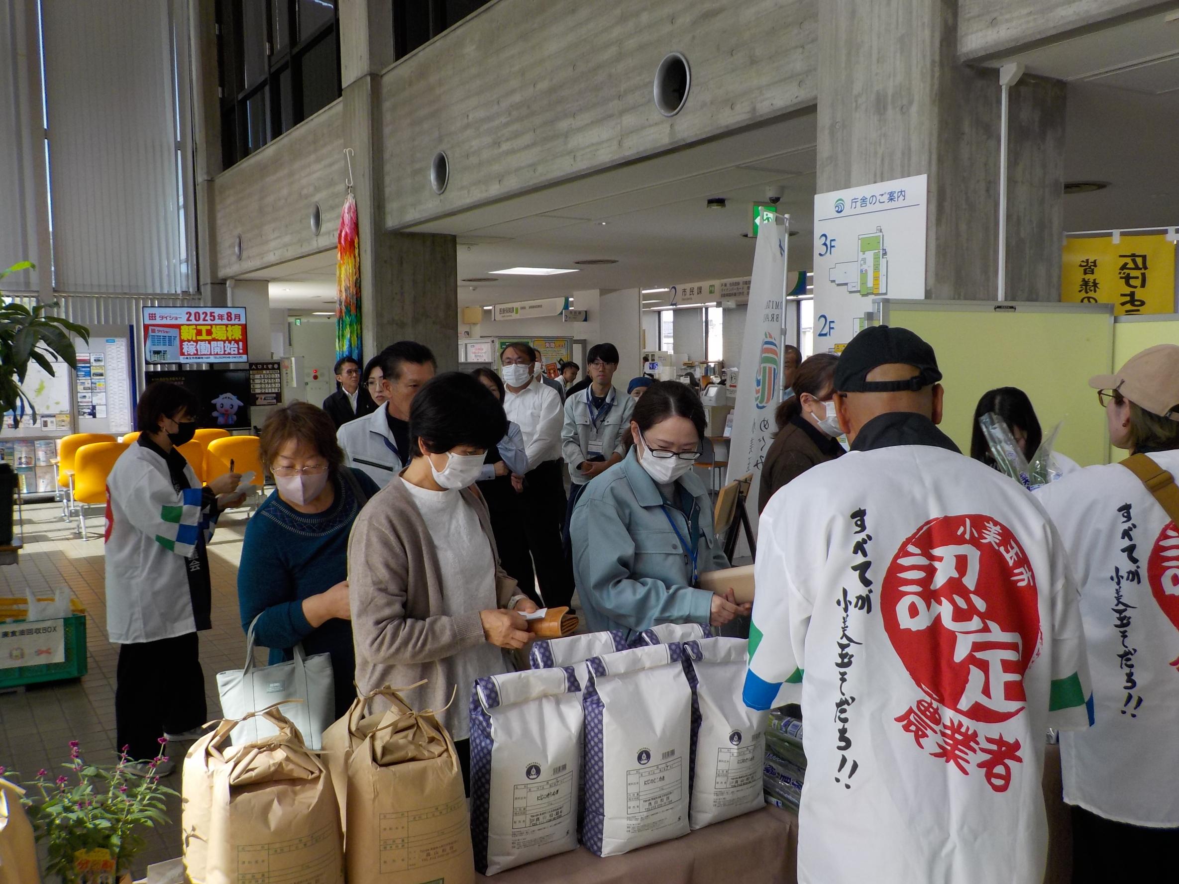 DSCN4566 オミタマルシェ長蛇の列