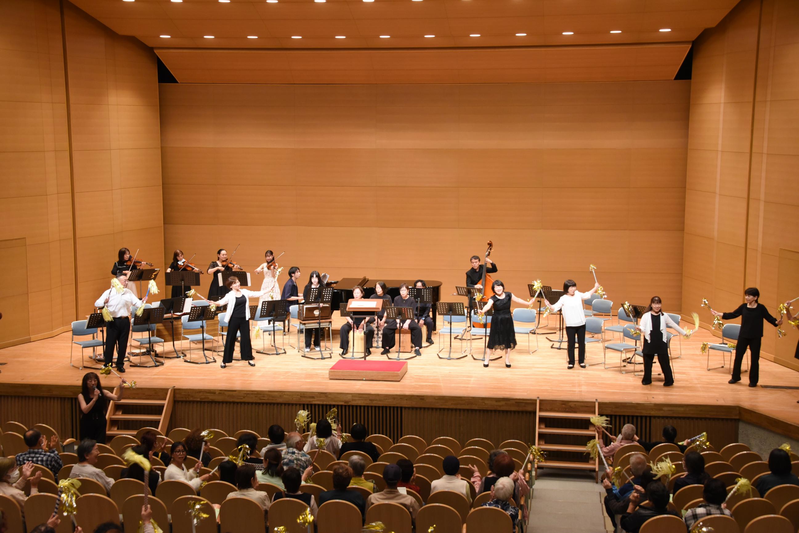 演奏会の様子(マツケンサンバ2) 演奏会の様子(マツケンサンバ2)