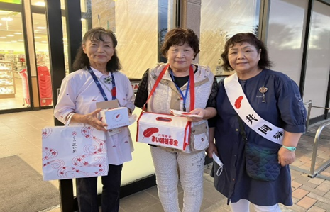 3名の委員が店頭前で活動している様子