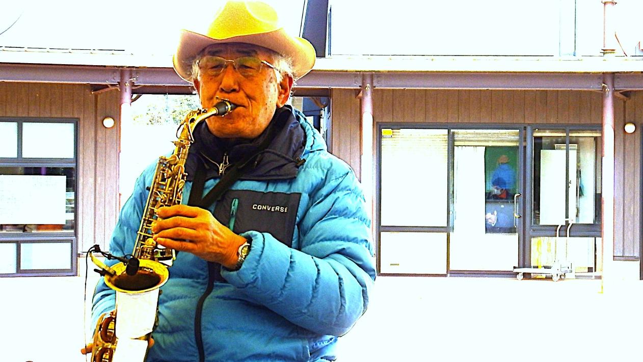 「チャーリー栗原」各種管楽器のマラソン演奏