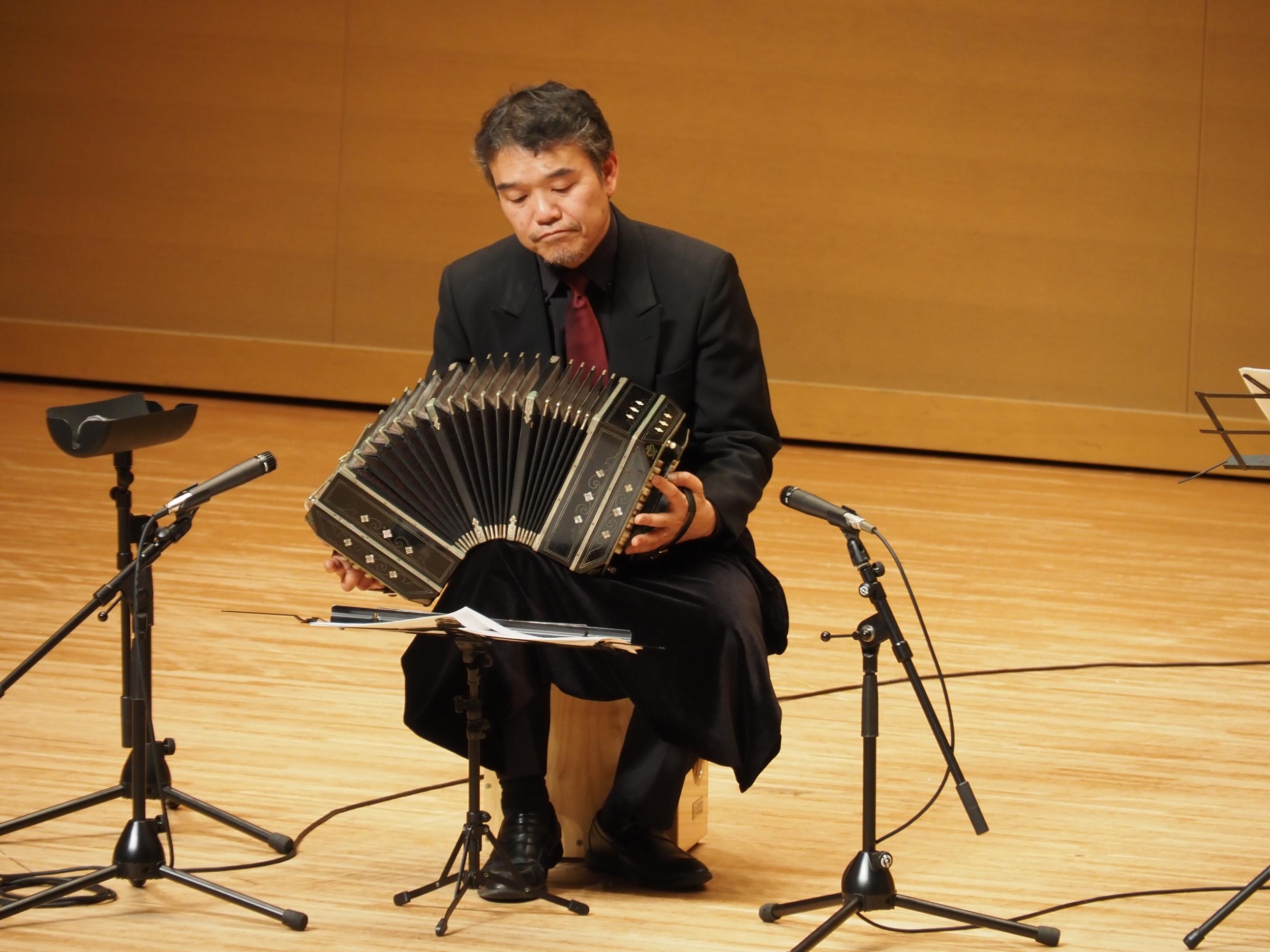 アコーディオンを弾く様子