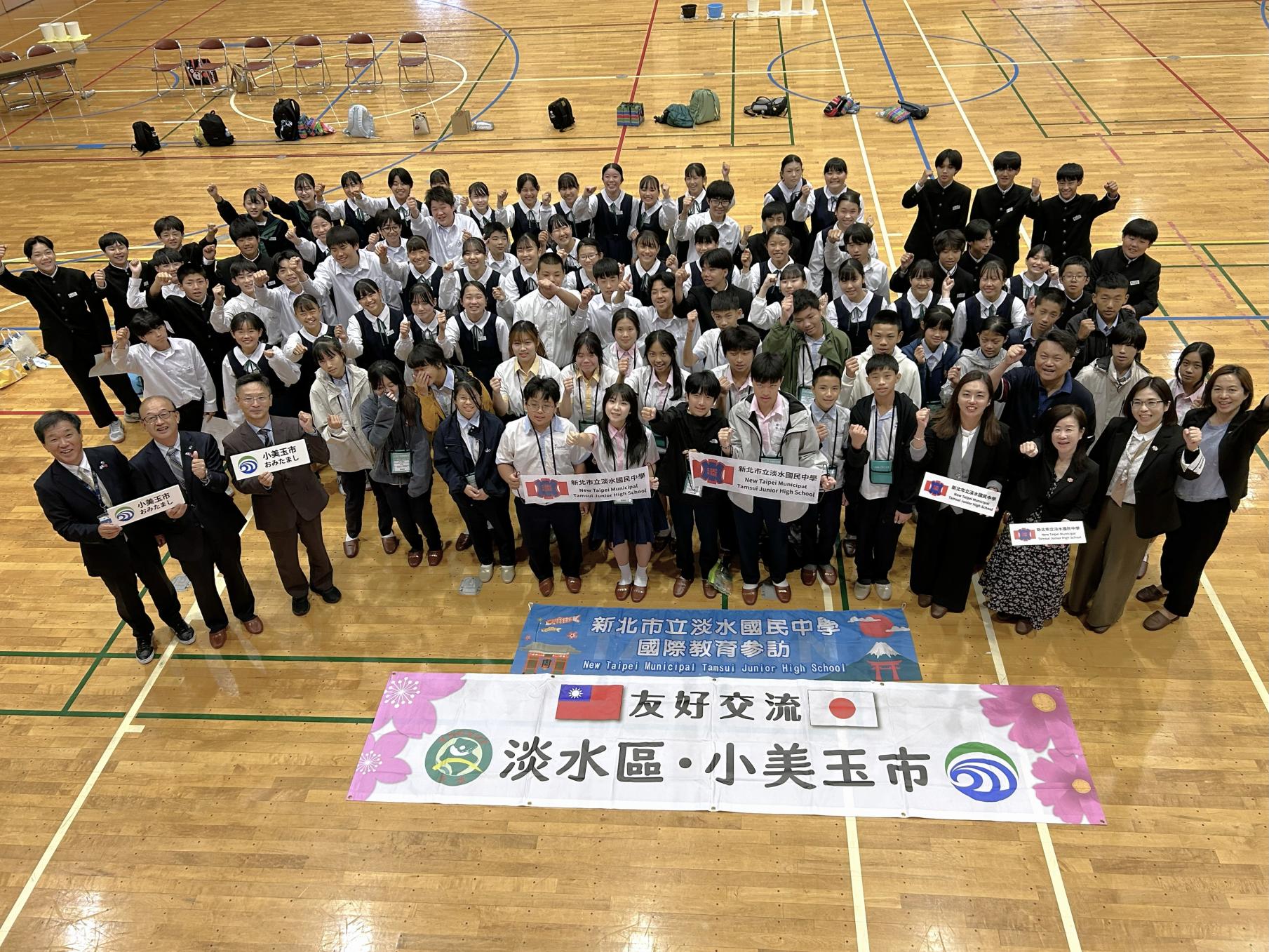 小川南中学校で淡水国民中学生徒と小川南中学校生徒との全体集合写真