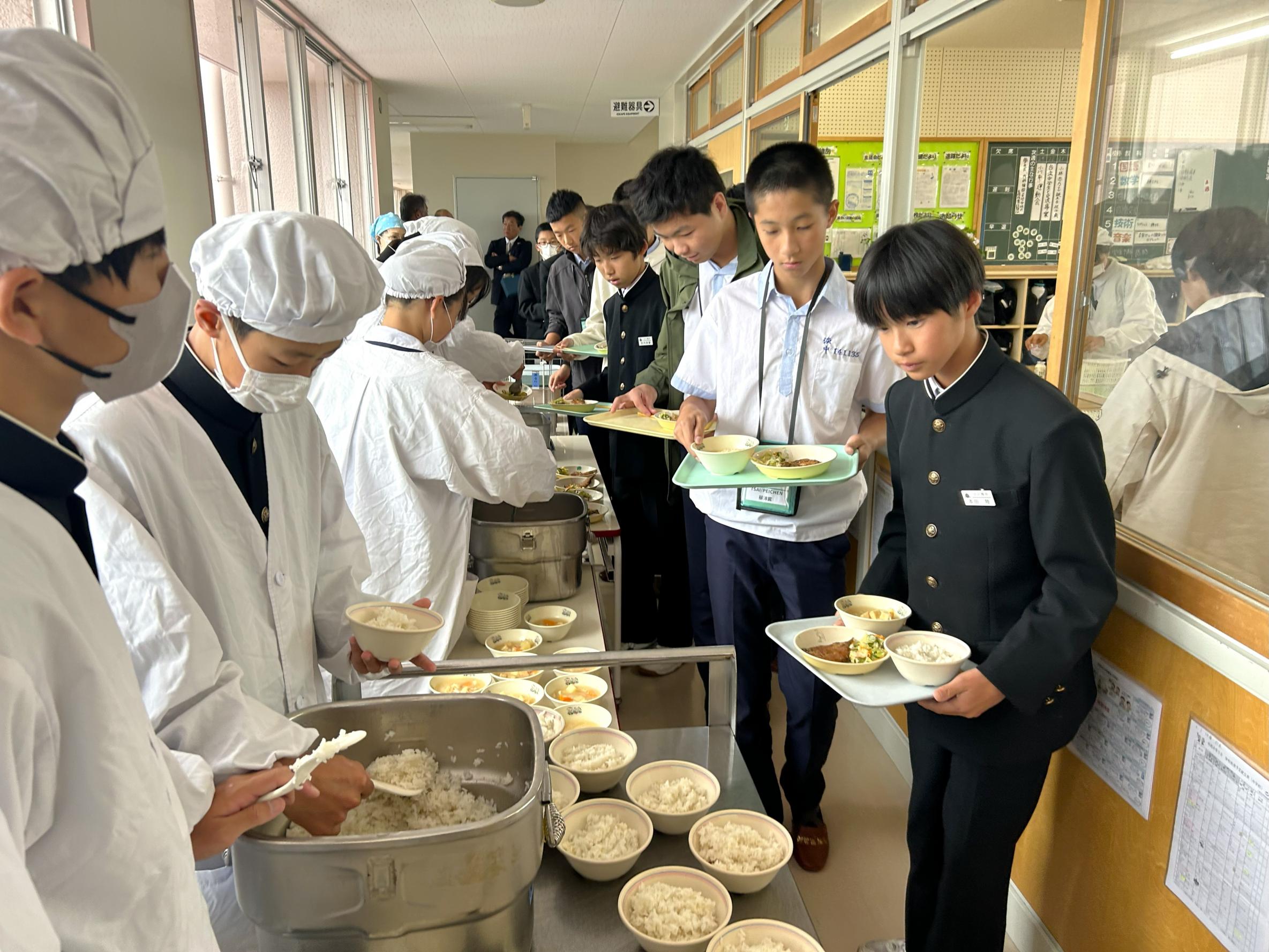 小川南中学校で給食交流