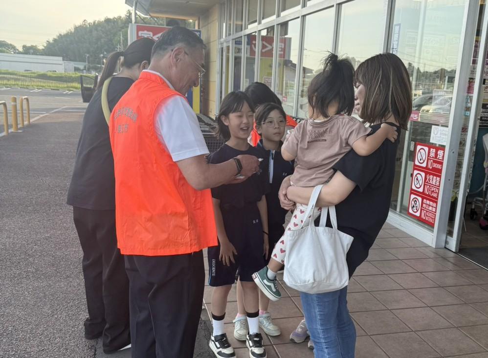 お子様にも啓発グッズを配布（カスミ小川店にて）