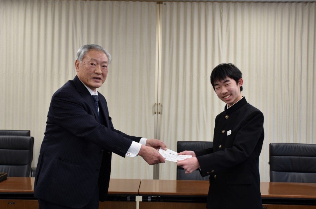DSC_0021 議員証書授与の写真