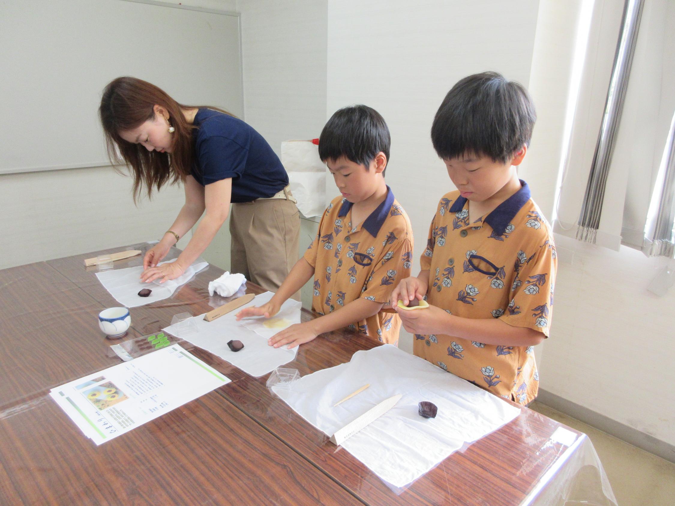和菓子を作る様子
