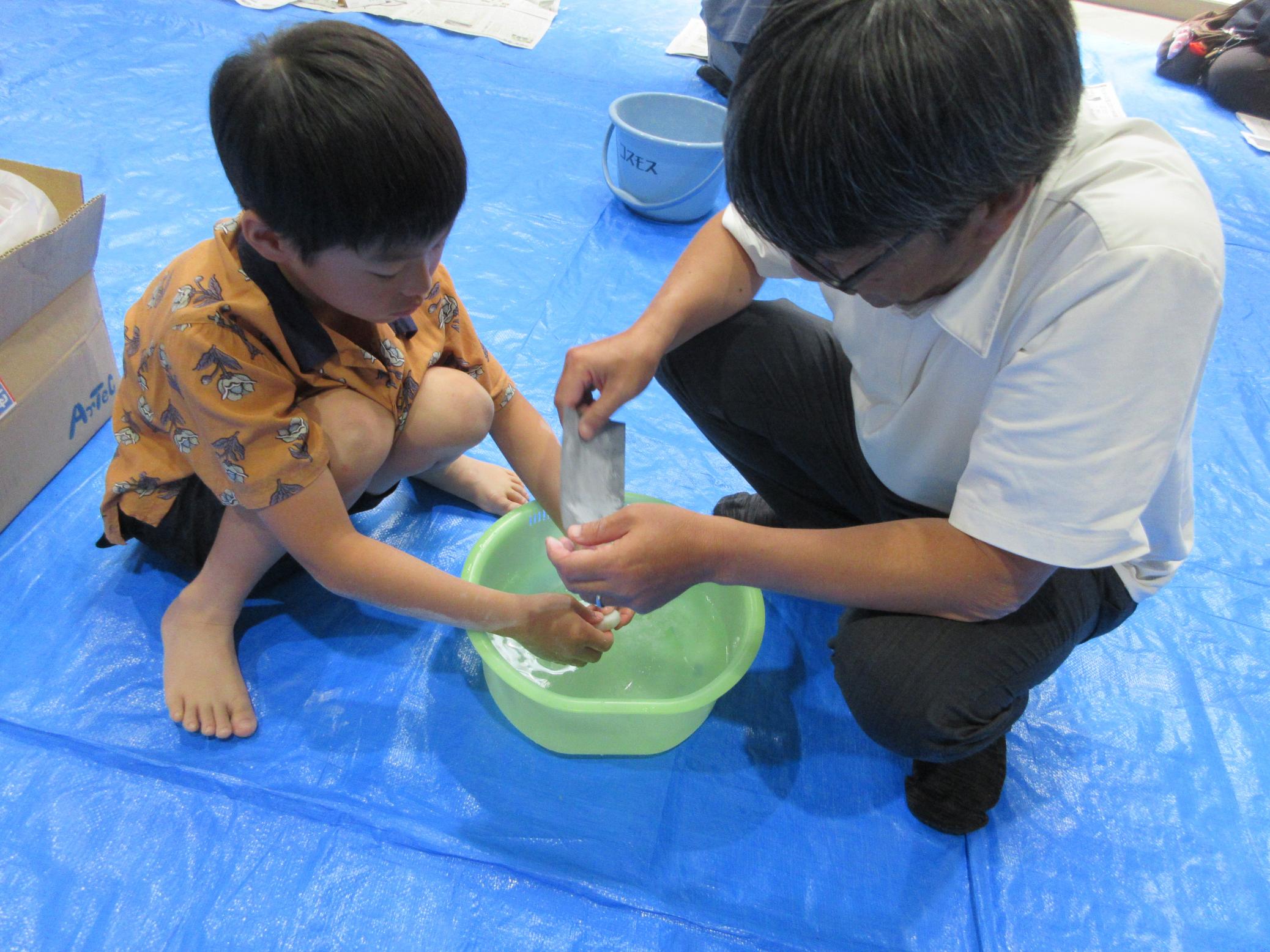 まがたまを作る様子