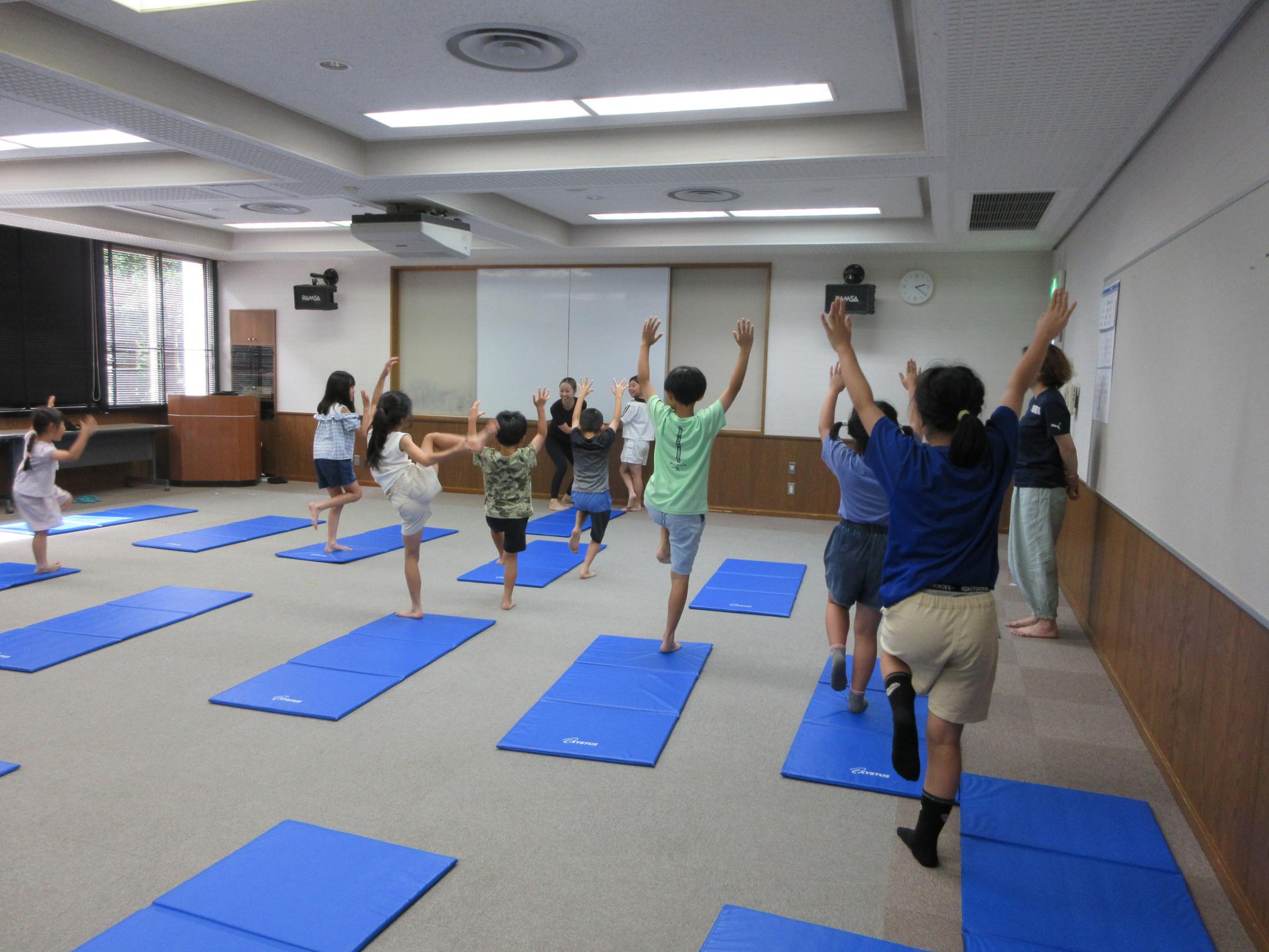 子ども達が手を挙げている様子