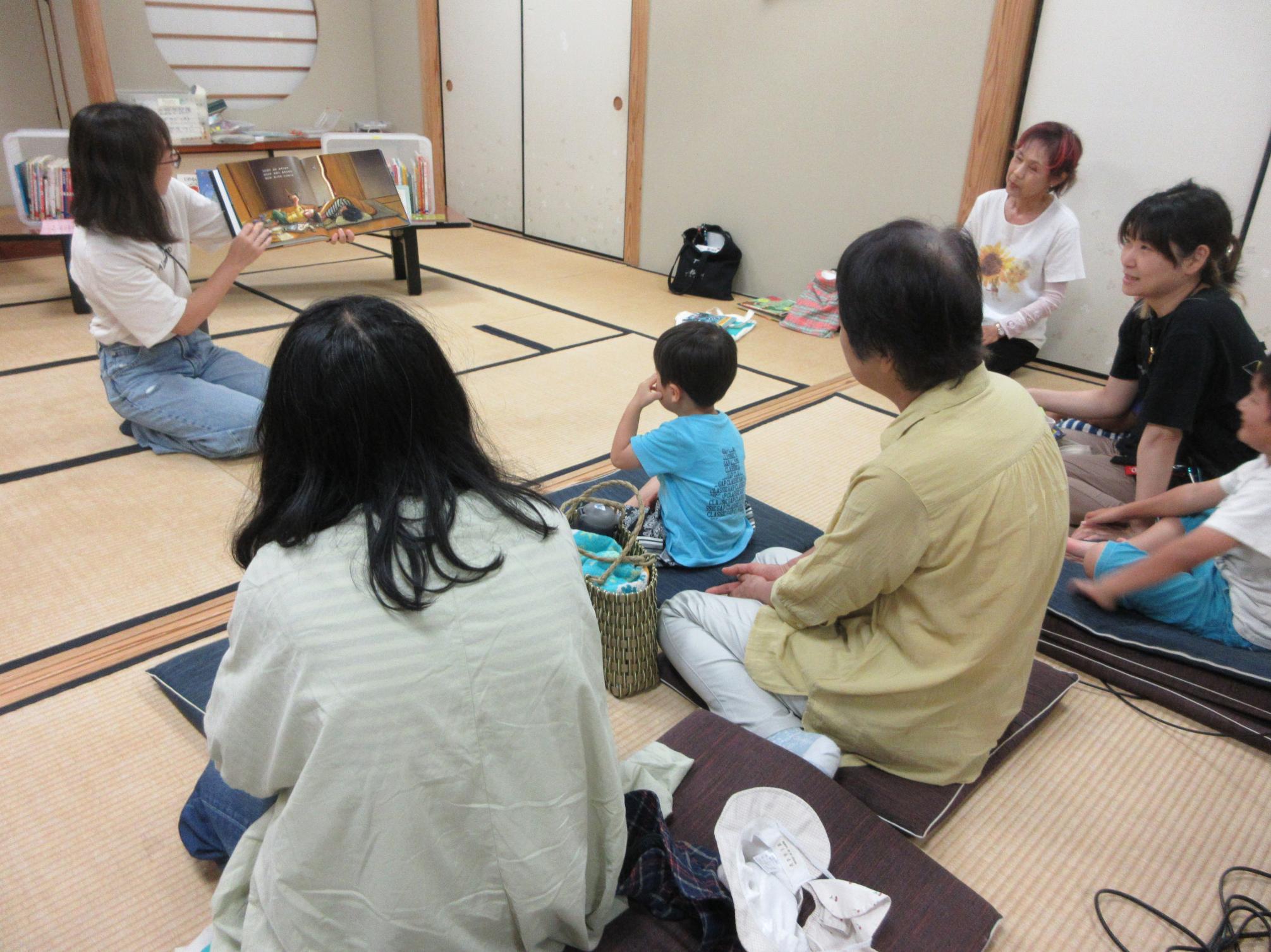 おはなし会を聞いている様子