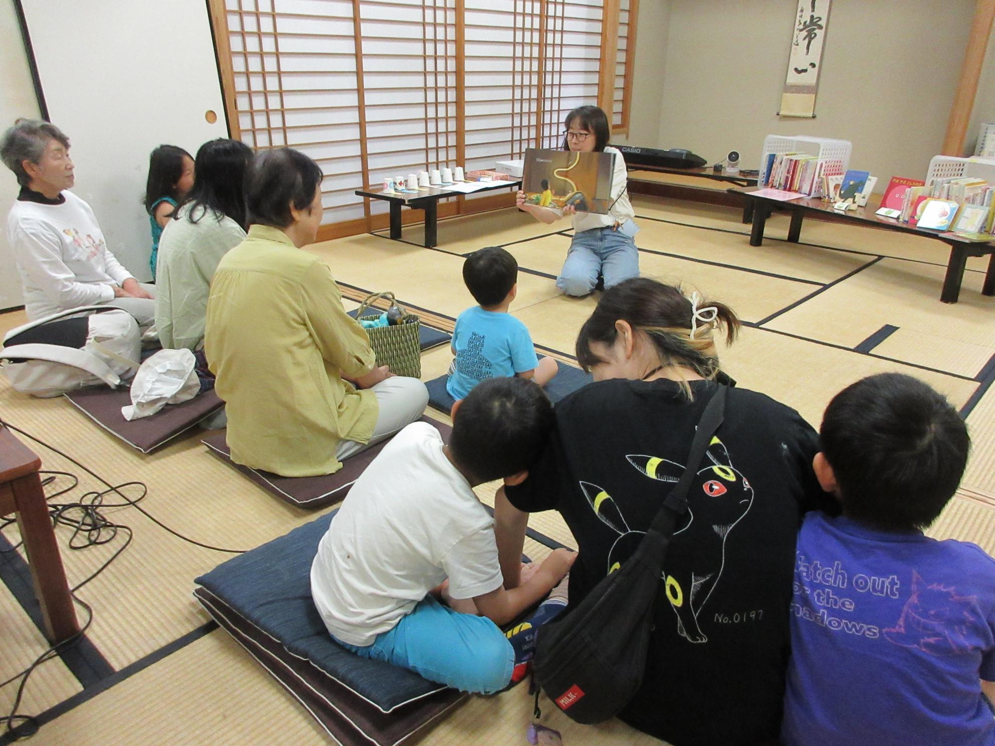 おはなしを聞いている様子